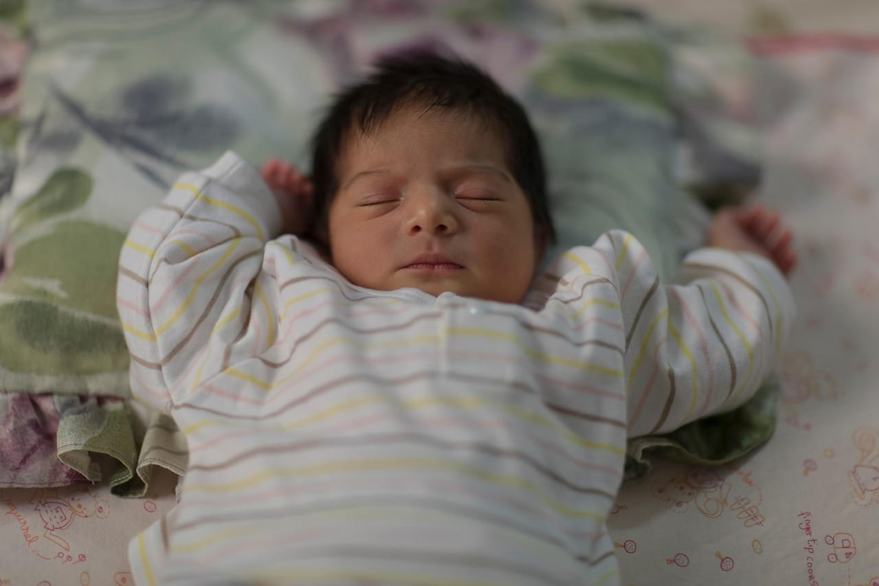 Hoe verzorg je de navelstomp van een pasgeboren baby